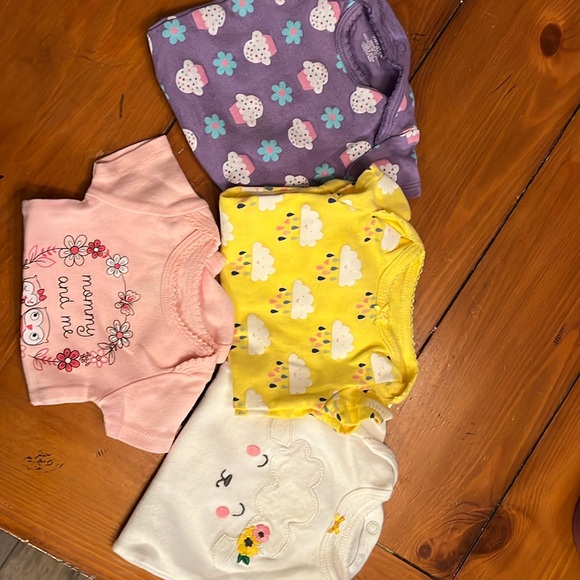 Newborn Onsies 4 pack.  New never worn but have been washed - Picture 1 of 9
